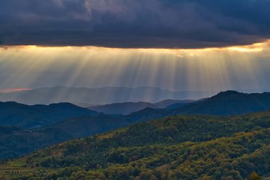 Carpatian dağlarında Magestic gün batımı. Doğal sonbahar manzarası.