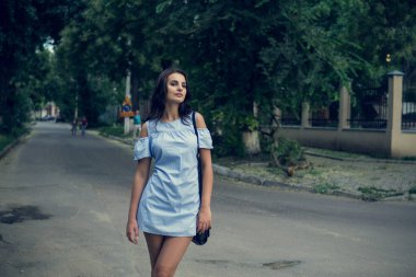 Kız ve şehir. Genç oldukça trendy brunet kız Avrupa'nın City'deki poz moda kadın portresi