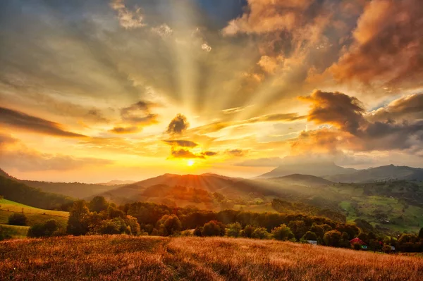 Valle della montagna durante il tramonto. Paesaggio naturale autunno — Foto Stock