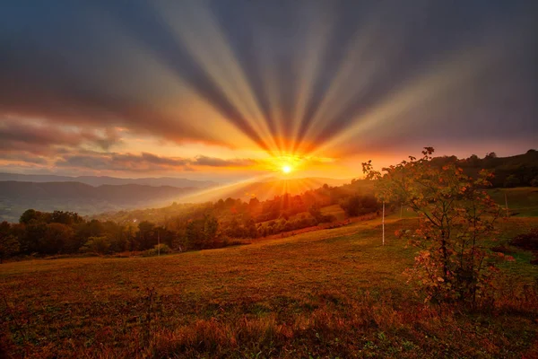 Magico tramonto sulle montagne carpatiche. Paesaggio naturale autunno . — Foto Stock