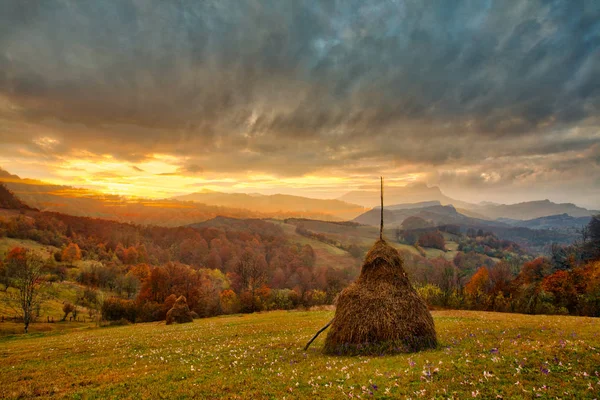 Carpatian dağlarında Magestic gün batımı. Doğal sonbahar manzarası. — Stok fotoğraf