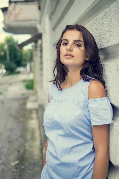 Menina e cidade. Retrato de mulher de moda de menina morena muito na moda posando na cidade na Europa. Retrato de close-up . — Fotografia de Stock