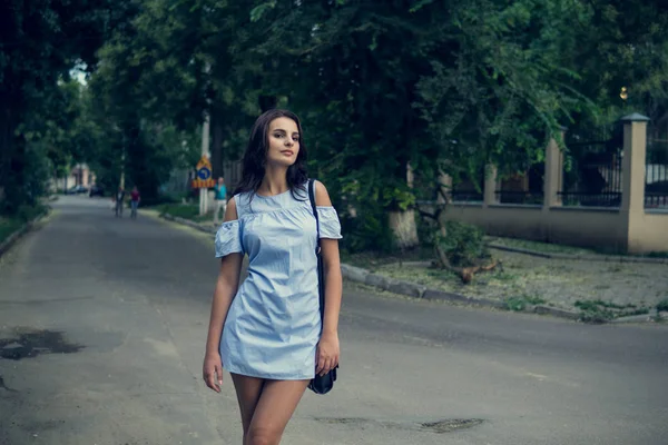 Menina e cidade. Retrato de mulher de moda de menina morena muito na moda posando na cidade na Europa — Fotografia de Stock