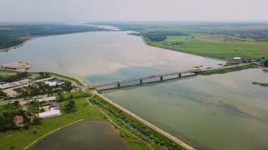 Hava drone uçuş: araba ile nehir üzerinde köprü görünümü. OLT River, Romanya