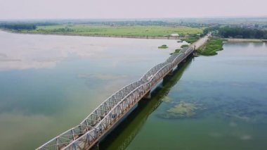 Hava drone uçuş: araba ile nehir üzerinde köprü görünümü. OLT River, Romanya