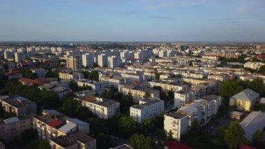 Slatina şehir ve nehir Olt, Romanya havadan görünümü. Yaz günü Avrupa şehri üzerinde drone uçuş.
