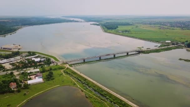 Flyg Drönare Flygning Utsikt Över Bron Över Floden Med Bilar — Stockvideo