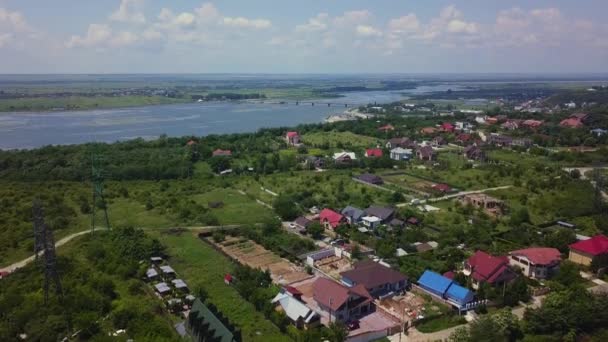 スラティーナ市とオルト川 ルーマニアの航空写真 夏の日にヨーロッパの都市の上にドローン飛行 — ストック動画