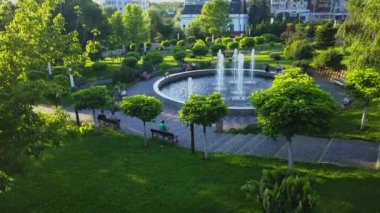 Park üzerinde Uçan Drone. Şehir parkı, Slatina, Romanya. 4k