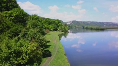 İlkbaharda nehir ve orman üzerinde uçuş. Moldova Cumhuriyeti'nin Dinyester Nehri.