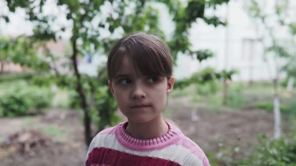 Yüz Portre Yakın Güzel Küçük Kız Kameraya Bakıyor Mobilya Arka — Stok video