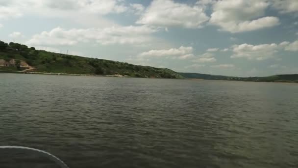 Vue depuis le bateau à moteur sur la rivière en mouvement 