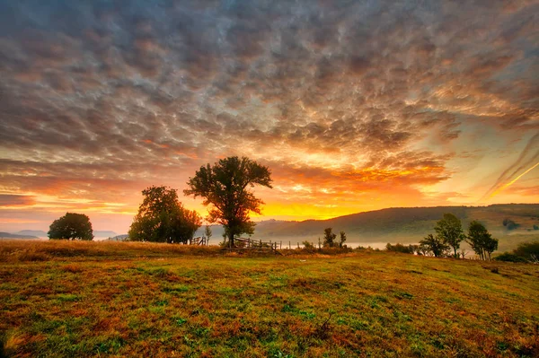 Magestic sunset in the carpatian mountains. Natural autumn landscape. — Stock Photo, Image