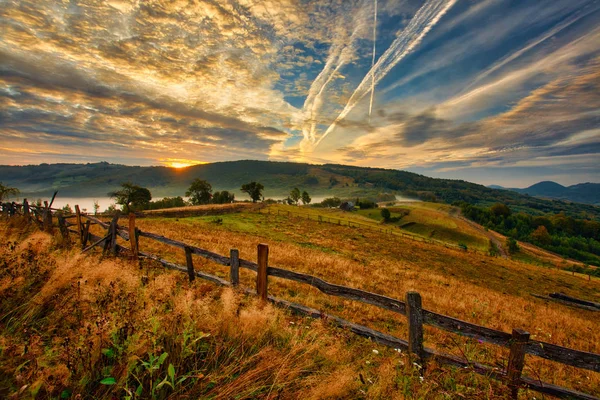 Coucher de soleil magnifique dans les montagnes carpatiennes. Paysage naturel d'automne . — Photo