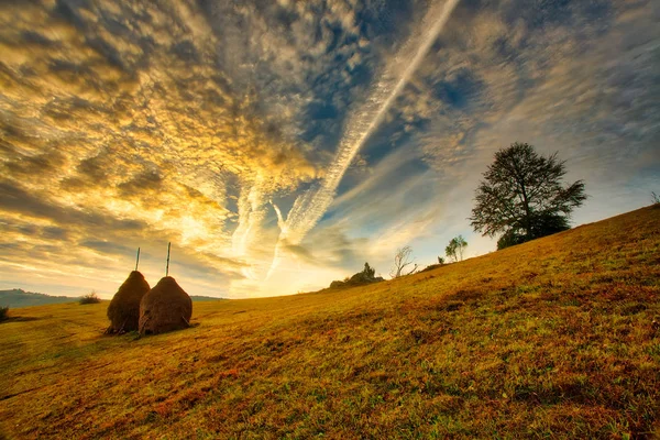 Coucher de soleil magnifique dans les montagnes carpatiennes. Paysage naturel d'automne . — Photo