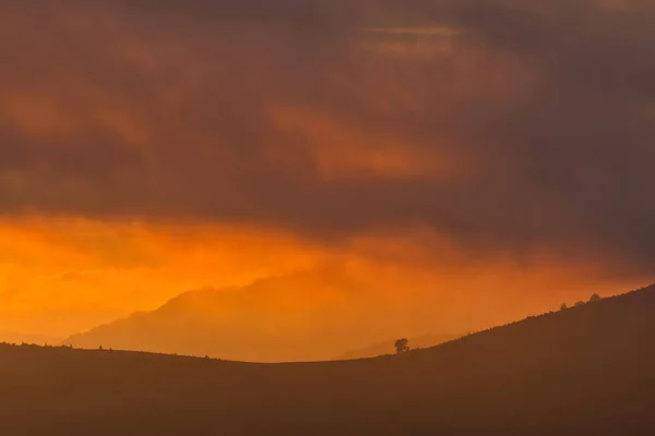 Magestic zachód słońca w górach Karpackich gór. Naturalny jesienny krajobraz. — Zdjęcie stockowe
