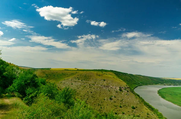 Река в зеленом пейзаже и облака с голубым небом — стоковое фото