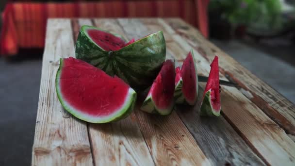 夏季成熟的切片西瓜 多汁的熟西瓜片 概念夏季成熟的浆果在木板上 — 图库视频影像