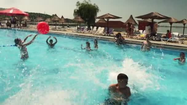 Sharm Sheikh Abril 2017 Grupo Jóvenes Amigos Jugando Voleibol Piscina — Vídeos de Stock