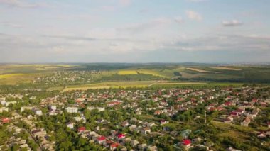 Bir banliyö topluluk üzerinde yaz-zaman hava uçuş.