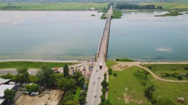 Vuelo Aéreo Con Drones Vista Del Puente Sobre Río Con — Vídeo de stock