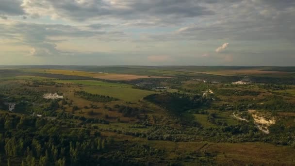 Vuelo Aviones Tripulados Con Vista Superior Sobre Campos Verdes Suburbios — Vídeos de Stock