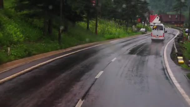 Widok Autostradzie Przez Mokrą Szybę Jedź Deszczowy Dzień Koncepcja Podróżowania — Wideo stockowe