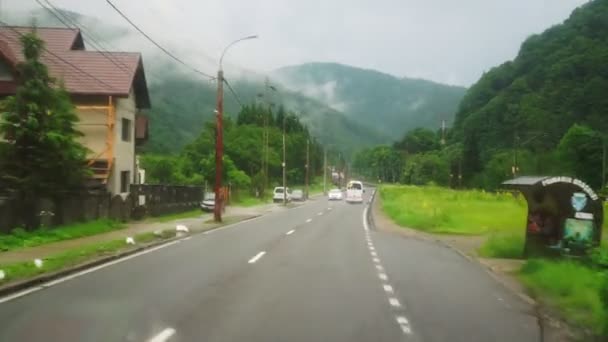 Blick Auf Die Autobahn Durch Nasse Windschutzscheibe Fahrt Bei Regentag — Stockvideo