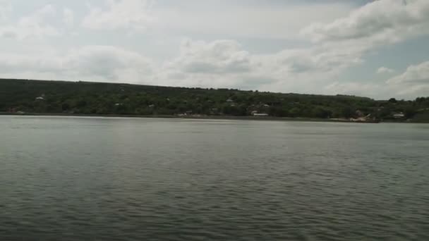 Vue depuis le bateau à moteur sur la rivière en mouvement 
