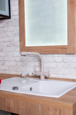 Cam mutfakta musluk suyu ile doldurulur