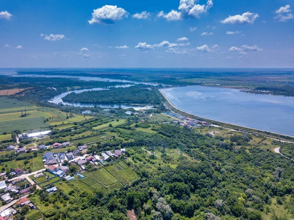 Vista aérea de la ciudad latina y el río Olt, Rumania. Vuelo en avión no tripulado sobre la ciudad europea en el día de verano . — Foto de Stock