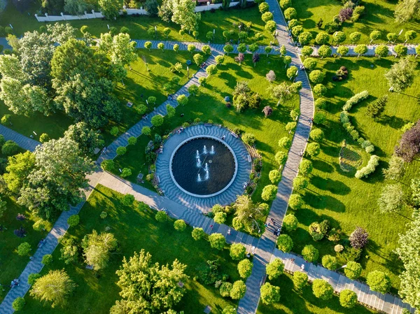 Létající Drone nad parkem. Centrální městský park, Slatina, Rumunsko. — Stock fotografie