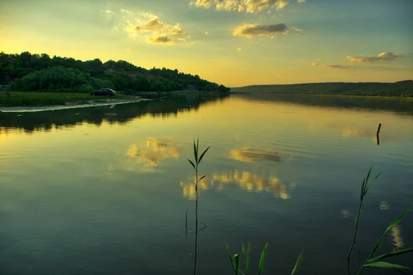 Tramonto colorato sulla riva del fiume in estate — Foto Stock