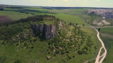 Moldova Cumhuriyeti 'nin Highlands ve country road üzerindeki muhteşem manzara üzerinde uçmak.
