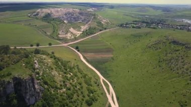 Moldova Cumhuriyeti 'nin Highlands ve country road üzerindeki muhteşem manzara üzerinde uçmak.