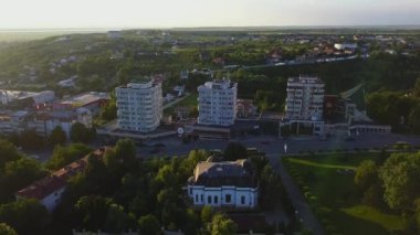 Slatina şehir ve nehir Olt, Romanya havadan görünümü. Yaz günü Avrupa şehri üzerinde drone uçuş.
