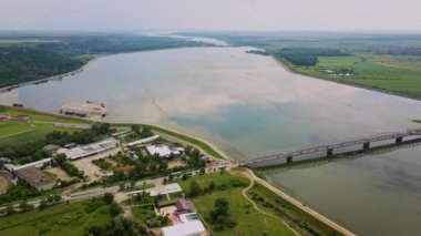 Hava drone uçuş: araba ile nehir üzerinde köprü görünümü. OLT River, Romanya