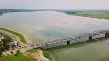 Hava drone uçuş: araba ile nehir üzerinde köprü görünümü. OLT River, Romanya