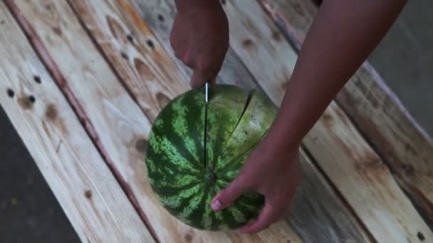 Primer Plano Manos Mujer Utilizando Cuchillo Cocina Para Cortar Sandía — Vídeos de Stock