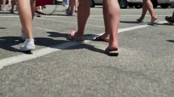 Ноги Толпы Людей Идущих Улице Крупный План Толпы Съемка Толпы — стоковое видео