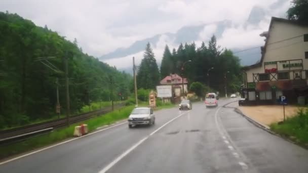 Vista Carretera Través Del Parabrisas Mojado Conduce Día Lluvioso Viajar — Vídeos de Stock