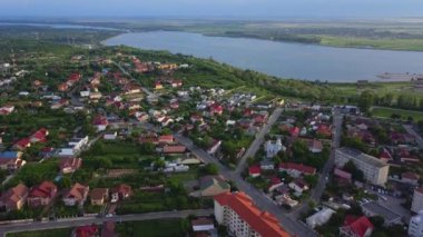 Slatina şehir ve nehir Olt, Romanya havadan görünümü. Yaz günü Avrupa şehri üzerinde drone uçuş.