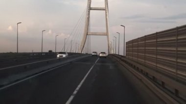 Fpv: Otoban boyunca sürüş. Arabanın camından yolun görünümü. Arabalar toplantıya gider.