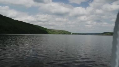 Hareket halindeki nehirdeki motorlu bottan görünüm