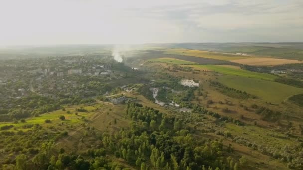 Felülnézet Drone Repülés Során Zöld Mezők Külvárosokban Naplementekor Nyári Táj — Stock videók
