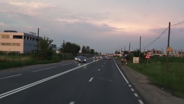Fpv Otoban Boyunca Sürüş Arabanın Camından Yolun Görünümü Arabalar Toplantıya — Stok video