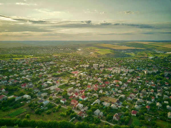 Vista aérea de las casas suburbanas en la puesta del sol — Foto de Stock