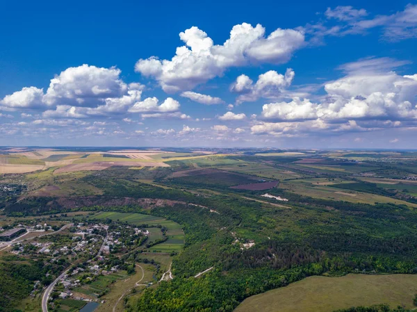 Vista aerea su un piccolo villaggio e campi agricoli — Foto Stock