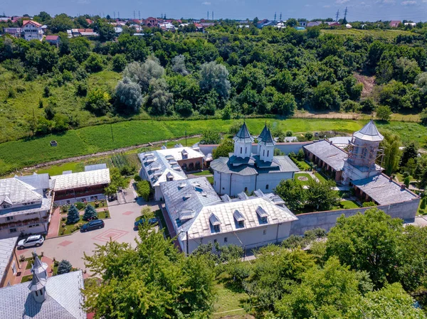 罗马尼亚斯拉蒂纳市东正教修道院的鸟瞰图。克洛科奇诺夫·莫纳斯特. — 图库照片