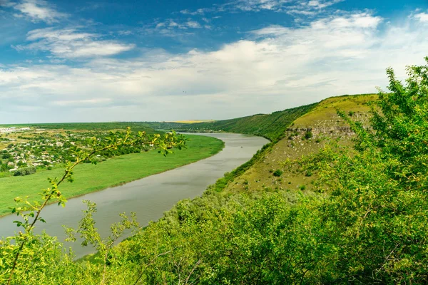 River in green landscape and clouds with blue sky — Stock Photo, Image